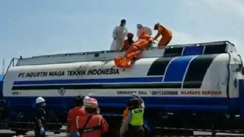 title Sopir Tewas di Atas Truk BBM, Ada Bekas Benturan dan Bungkus Obat Herbal Sopir Tewas di Atas Truk BBM, Ada Bekas Benturan dan Bungkus Obat Herbal