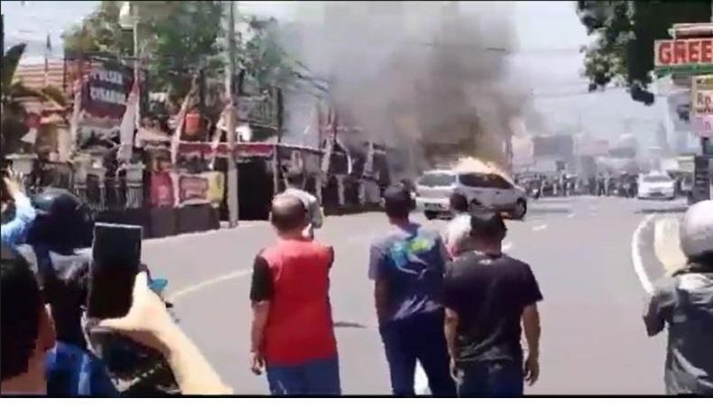 Minibus Tiba-Tiba Terbakar di Depan Polsek Cisarua