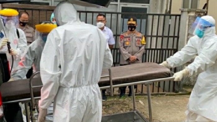 Kapolda dan Kepala Gustu Covid-19 Maluku Tinjau Langsung Proses Pemulasaraan Jenazah Pasien Covid-19