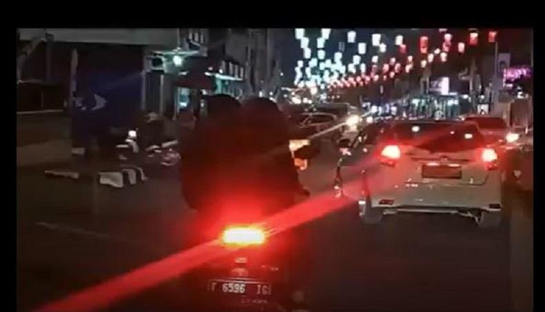 Viral Pasangan Muda di Purwakarta Asyik Ciuman saat Berkendara hingga Jatuh