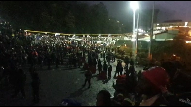 Tak Ada Bus ke Timika, Karyawan Freeport Palang Jalan ke Tembagapura