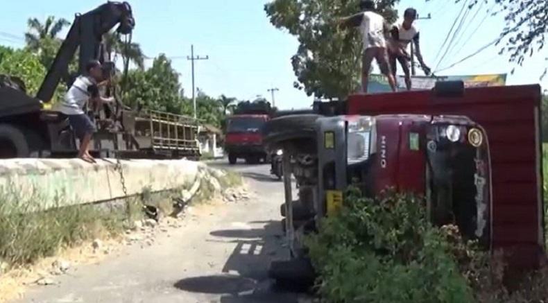 Truk Tabrak Pembatas Jalan dan Terguling di Jombang, Sopir Diduga Mengantuk
