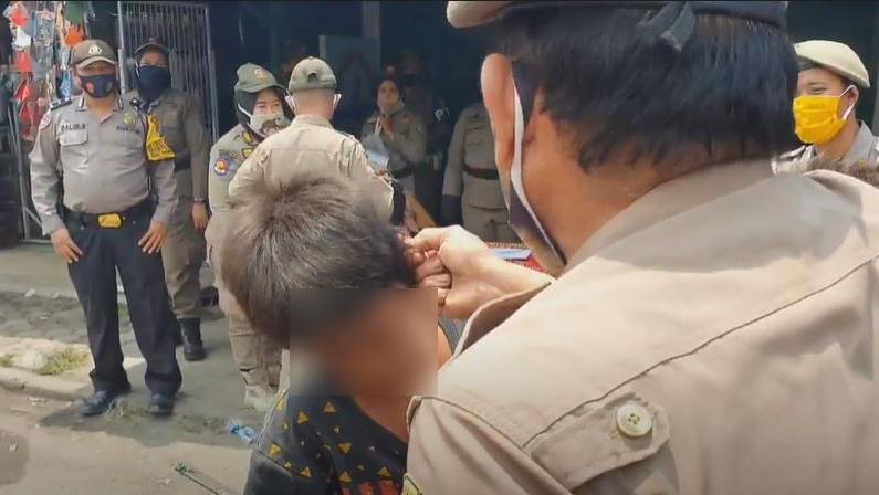 Terjaring Razia Tak Pakai Masker, Remaja di Medan Dijewer Petugas