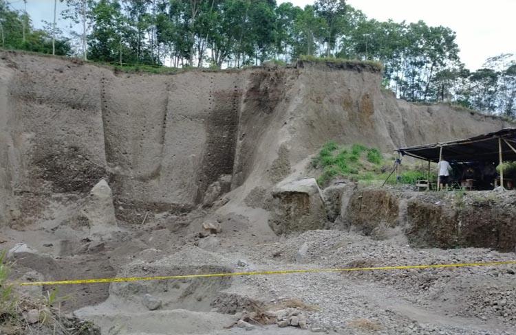 title Tebing Setinggi 20 Meter Ambrol, Penambang Pasir di Sleman Tewas Tertimbun Tebing Setinggi 20 Meter Ambrol, Penambang Pasir di Sleman Tewas Tertimbun
