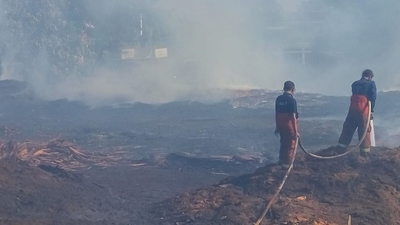 title Di Hari yang Sama, 2 Gudang Berbeda di Gresik Dilahap Si Jago Merah Di Hari yang Sama, 2 Gudang Berbeda di Gresik Dilahap Si Jago Merah