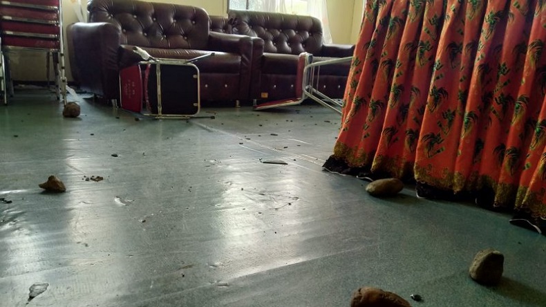 title Buntut Pengumuman CPNS, Kantor KPU Mamberamo Raya Rusak Dilempari Batu dan Kelapa Buntut Pengumuman CPNS, Kantor KPU Mamberamo Raya Rusak Dilempari Batu dan Kelapa