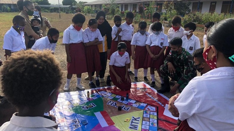 Prajurit TNI di Perbatasan Papua Nugini Ajak Siswa SD Main Monopoli