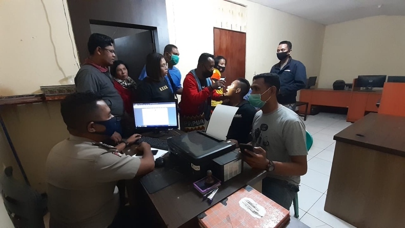 title Adu Mulut dengan Pemuda, Anggota Brimob dan Keluarga Dikeroyok Warga di Sikka Adu Mulut dengan Pemuda, Anggota Brimob dan Keluarga Dikeroyok Warga di Sikka