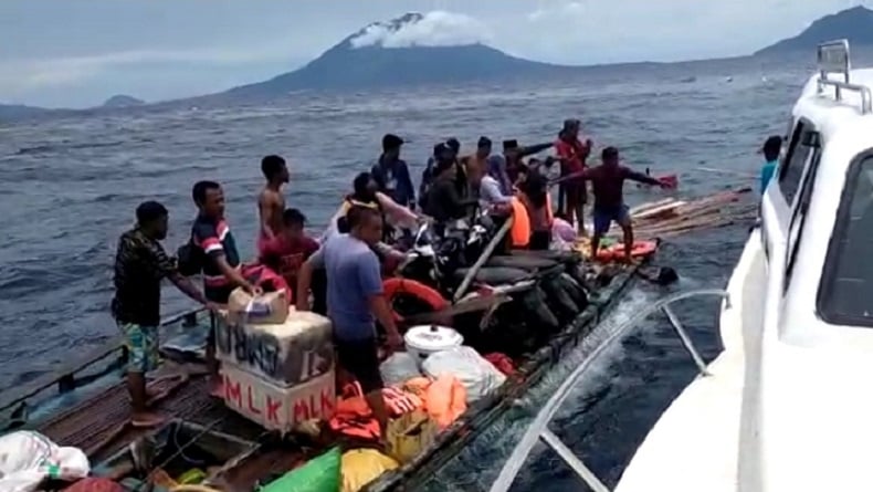 Diduga Kelebihan Muatan, Kapal Motor Karam di Halmahera Barat