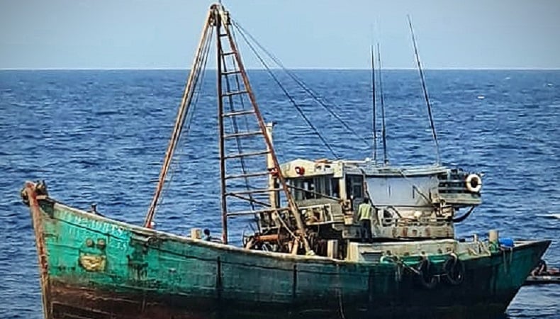 KRI Tjiptadi-381 Tangkap Kapal Vietnam Pencuri Ikan di Laut Natuna Utara