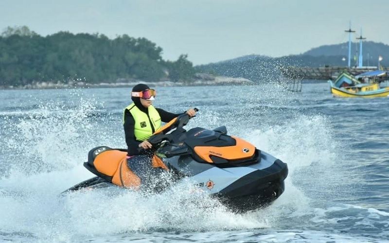 title Tempuh Pulau Lengkuas dengan Jet Ski, Melati Erzaldi Ajak Wisatawan Eksplor Wisata Babel Tempuh Pulau Lengkuas dengan Jet Ski, Melati Erzaldi Ajak Wisatawan Eksplor Wisata Babel