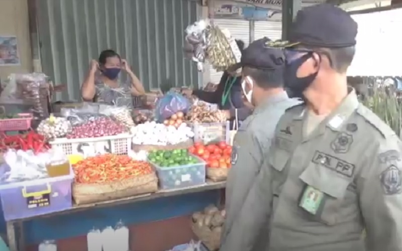 Pedagang Pasar Kreneng Denpasar Buru-Buru Pakai Masker saat Lihat Satpol PP Keliling