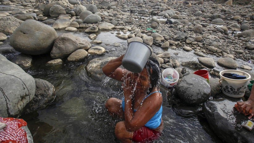 Musim Kemarau, Warga Bogor Cari Sisa Air di Sungai Cipamingkis - Bagian 3