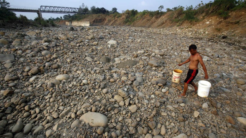 Musim Kemarau, Warga Bogor Cari Sisa Air di Sungai Cipamingkis - Bagian 2