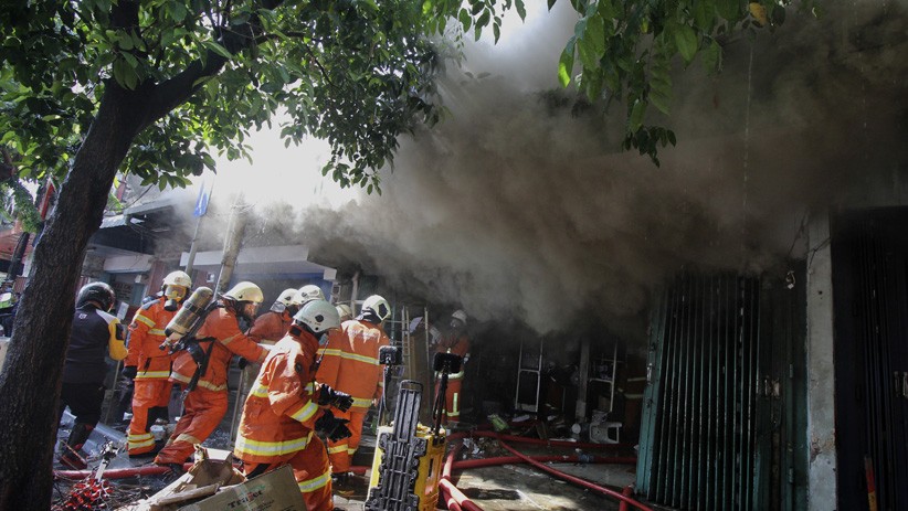 Toko Elektronik Terbakar di Surabaya, 5 Orang Tewas - Bagian 1
