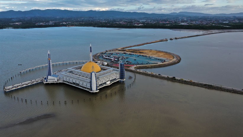 Penampakan dari Udara Masjid Al Alam, Berdiri di Tengah Teluk Kendari - Bagian 1