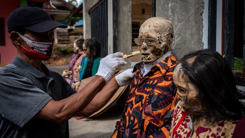 Manene, Tradisi Mengganti Pakaian Jasad Leluhur Warga Toraja - Bagian 2
