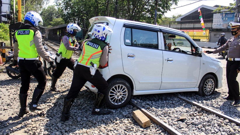 Aksi Polantas Polresta Sidoarjo Bantu Warga Melewati Perlintasan Kereta Api - Bagian 1