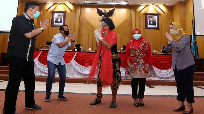 Pakai Kostum Ludruk, Seniman Ini Ajak Wakil Rakyat Lawan Covid-19 - Bagian 4