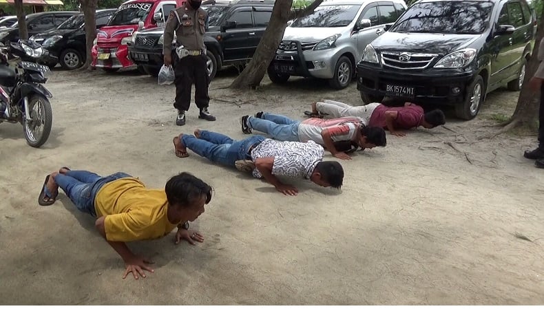 Pengunjung Wisata Alam Datuk Dihukum Push Up 20 Kali akibat Tak Pakai Masker
