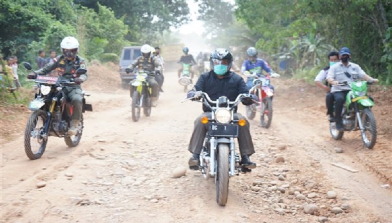 Cek Kondisi Jalan di Musi Rawas, Herman Deru Kendarai Motor Puluhan Kilometer