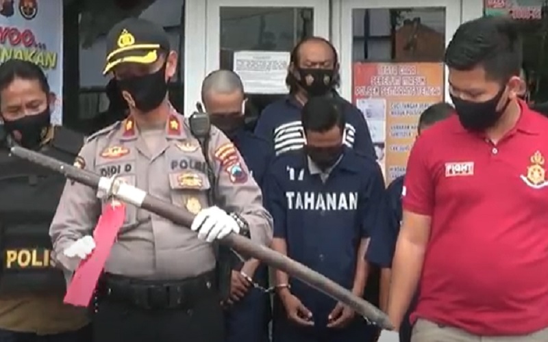 Jengkel Pemandu Karaoke Direbut, 3 Pria di Semarang Aniaya Teman Pakai Samurai