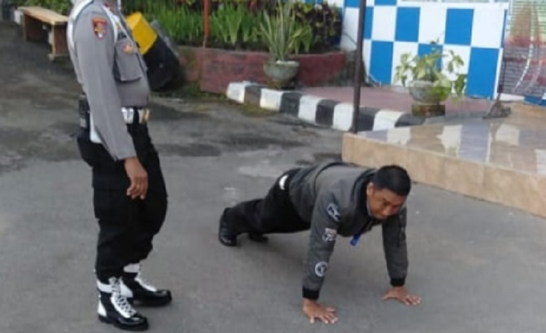 title Tak Pakai Masker, Polisi di Gianyar Dihukum Push Up 50 Kali Tak Pakai Masker, Polisi di Gianyar Dihukum Push Up 50 Kali