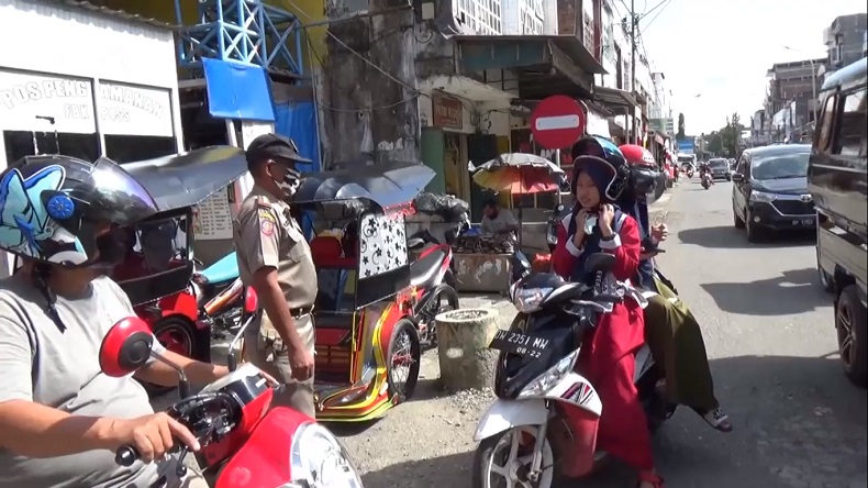 Diancam Denda, Pengunjung Pasar Sentral Sengkang Kabur Lihat Razia Masker