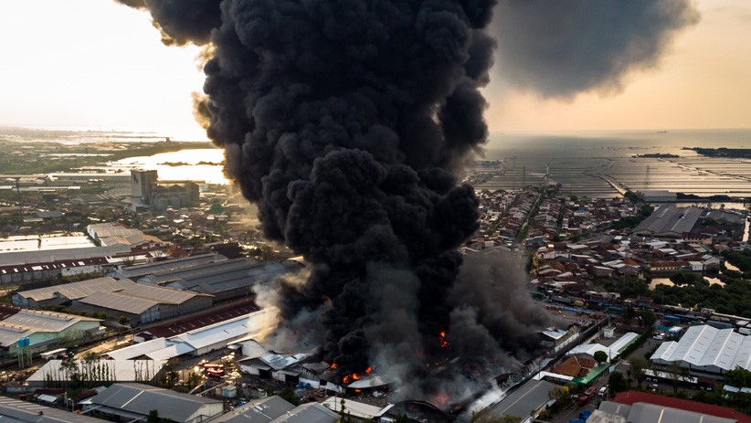 Pabrik Polytron di Demak Terbakar, Asap Hitam Membubung Tinggi - Bagian 1