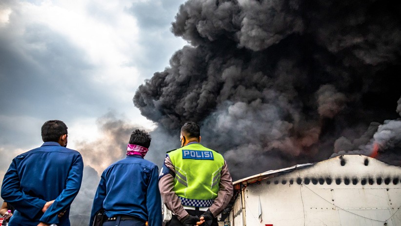 Pabrik Polytron di Demak Terbakar, Asap Hitam Membubung Tinggi - Bagian 3