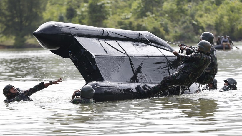 Prajurit Raider TNI AD Latihan Pemeliharaan Kemampuan di Pantai Lampuuk Aceh - Bagian 4
