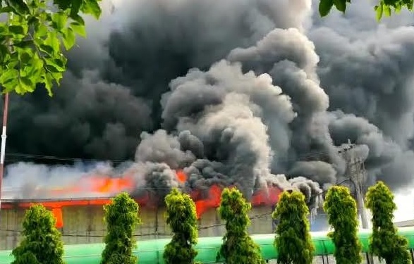 Kebakaran Gudang Polytron Demak, Api Belum Bisa Dikendalikan