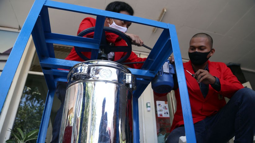 Mahasiswa Untag Surabaya Rancang Inovasi Mesin Adonan Kue Berkecepatan Tinggi - Bagian 1