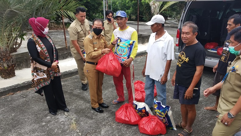 title Bupati Mulkan Salurkan Bantuan Sembako kepada Warga Terdampak Pandemi Covid-19 Bupati Mulkan Salurkan Bantuan Sembako kepada Warga Terdampak Pandemi Covid-19