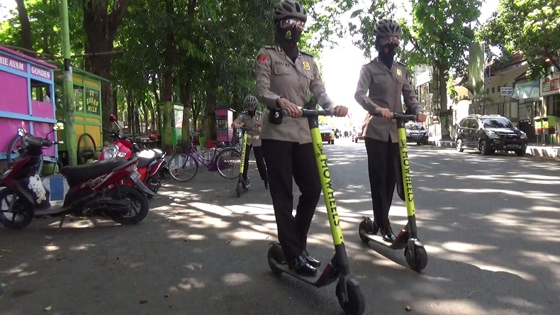 Peringati HUT Ke-72, Polwan Polresta Probolinggo Keliling Kota Bagi-Bagi Masker dan Bunga