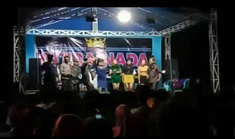 Zona Merah Covid-19, Anggota TNI-Polri di Tuban Ini Malah Goyang Bersama Ribuan Warga