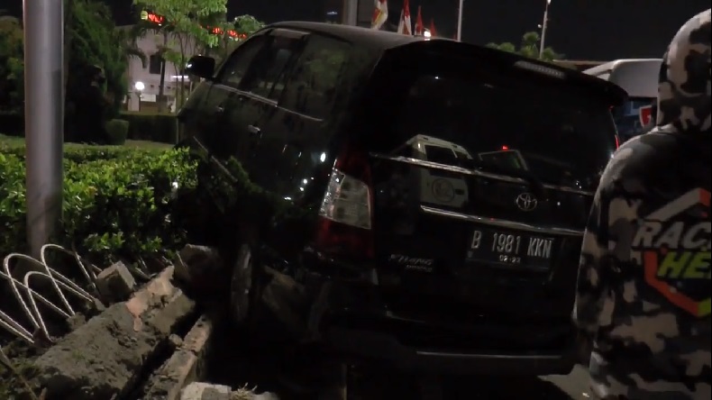 Mobil Tabrak Pagar Monumen Tugu Muda Semarang, Sopir Diduga Kena Serangan Jantung
