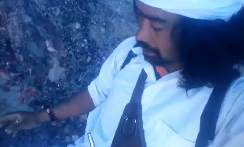 Viral Video Pemandu Turun ke Kawah Gunung Agung Bali saat Status Waspada