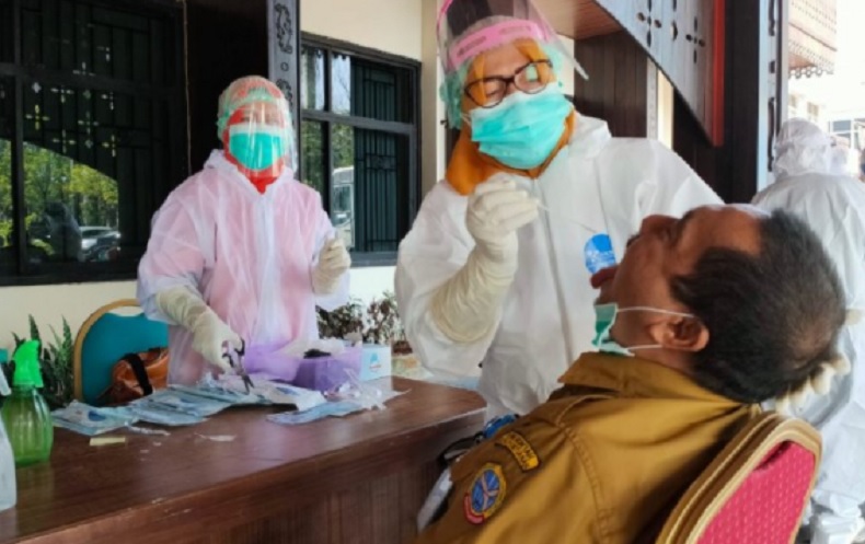 title Ratusan PNS Pemkot Pontianak Tes Swab, Cegah Klaster Baru Covid-19 di Perkantoran Ratusan PNS Pemkot Pontianak Tes Swab, Cegah Klaster Baru Covid-19 di Perkantoran