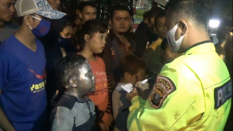 title Ingin Minta Tumpangan, Bocah Manusia Silver di Medan Tewas Dilindas Truk Ingin Minta Tumpangan, Bocah Manusia Silver di Medan Tewas Dilindas Truk