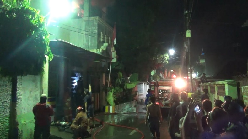 title Rumah Guru Barongsai di Makassar Terbakar, Satu Orang Dilarikan ke Rumah Sakit Rumah Guru Barongsai di Makassar Terbakar, Satu Orang Dilarikan ke Rumah Sakit