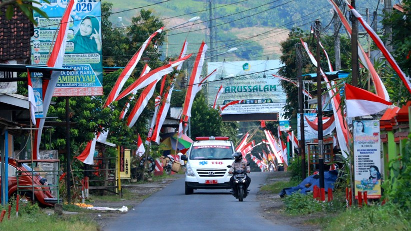 Karantina Massal, Jalan Menuju Ponpes Darussalam Blokagung Banyuwangi Diblokade - Bagian 2