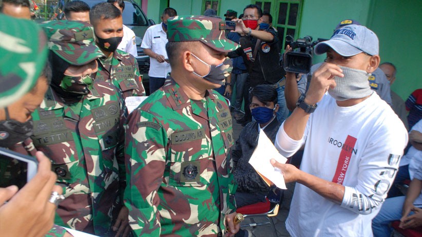 Pangdam Jaya Serahkan Ganti Rugi untuk Warga Terdampak Perusakan oleh Oknum TNI - Bagian 2