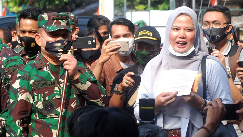 Pangdam Jaya Serahkan Ganti Rugi untuk Warga Terdampak Perusakan oleh Oknum TNI - Bagian 1