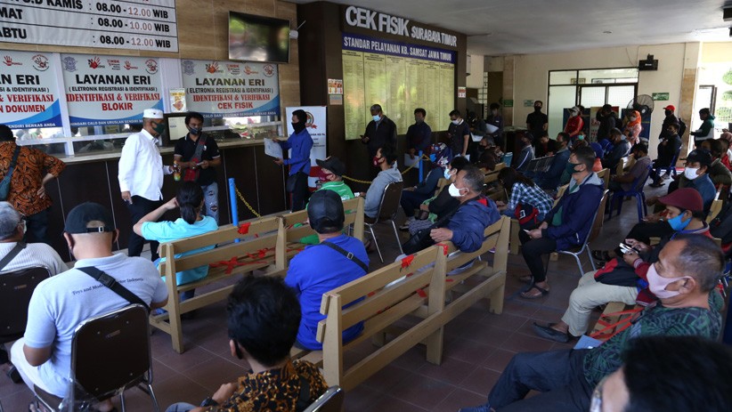 Antrean Pemutihan Denda Pajak Kendaraan Bermotor di Samsat Surabaya - Bagian 3