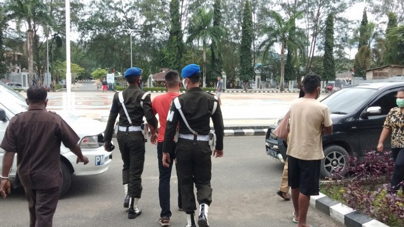 title Gegara Celana Pendek, Oknum TNI di Sorong Keluarkan Pistol Takuti Satgas Covid-19 Gegara Celana Pendek, Oknum TNI di Sorong Keluarkan Pistol Takuti Satgas Covid-19