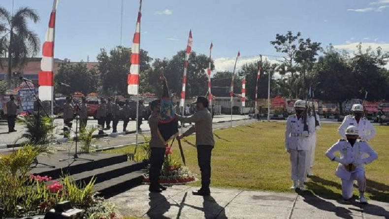 Irjen Pol Royke Lumowa Pamit, Serahkan Pataka Polda Sulut ke Kapolda Baru