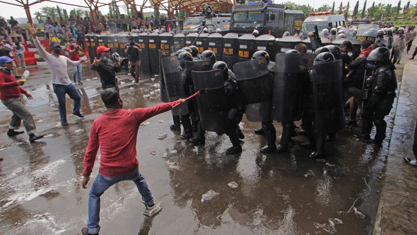 Unjuk Rasa Berakhir Rusuh, Polisi Tangkap Demonstran Pilkada 2020 - Bagian 1