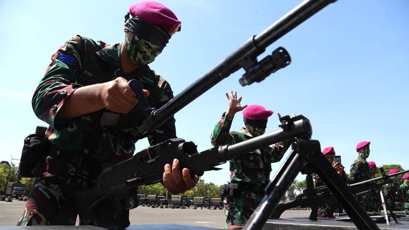 Begini Aksi Prajurit Marinir Bongkar Pasang Senjata dengan Mata Tertutup - Bagian 1