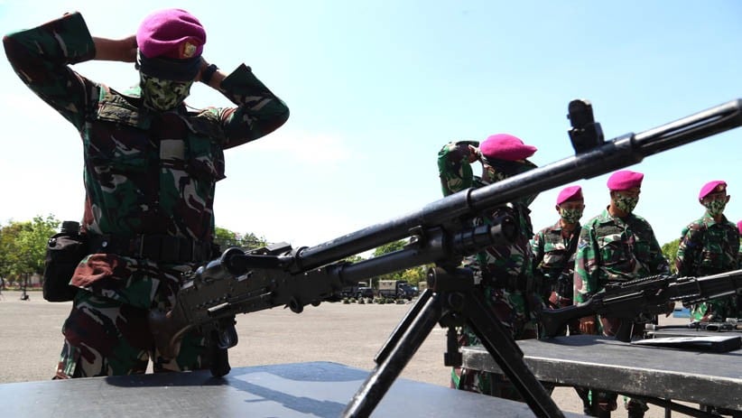 Begini Aksi Prajurit Marinir Bongkar Pasang Senjata dengan Mata